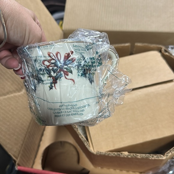 LENOX Winter Greetings 12-Piece 24K Gold Trimmed Dinnerware Set **New in Box** - Picture 3 of 6